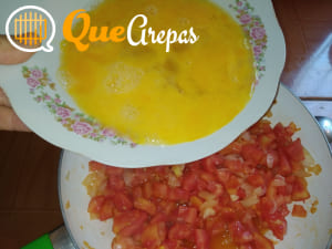 Agregar los huevos al sofrito - QuéArepas