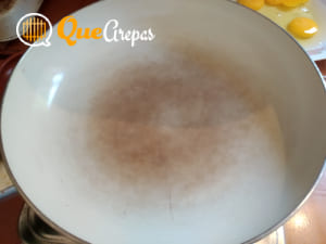 Sartén a fugo medio para preparar el perico - QueArepas