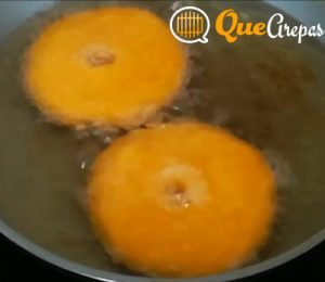 Arepas firendose en un sartén - quearepas