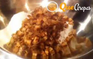 Mezclar los ingredientes para las arepas - quearepas