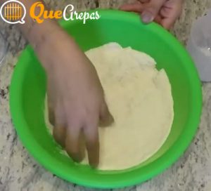 Preparando la masa para las arepas - quearepas