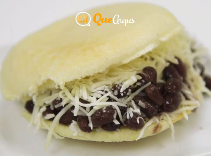 Arepa Domino com queijo ralado - quearepas.com