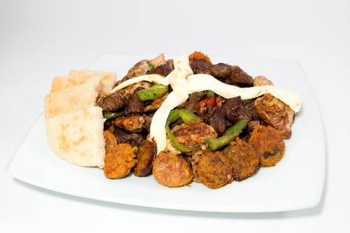 un rico asado mixto de pollo y carne acompañado de una arepa - imagen de Diana Yanes en Pixabay - QueArepas
