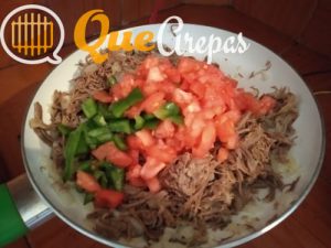 Agregar los tomates a los ingredientes - quearepas com