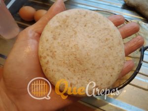 Arepa de harina de maíz con afrecho lista para colocar al budare - quearepas com