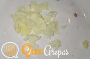 Colocar los Ajos machacados para la carne mechada - quearepas com