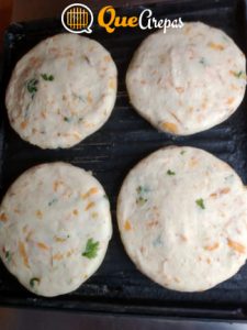 Arepas de Zanahoria en una plancha - quearepas