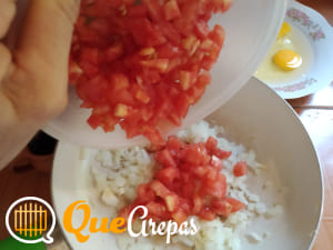 Unir los tomates a los demás ingredientes del perico - QueArepas