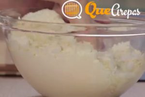 Knead well the dough for cheese arepas - quearepas.com