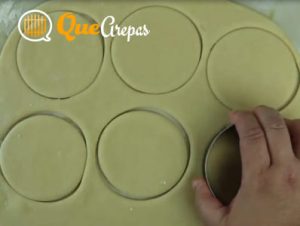 Cutting the dough for the Andean arepitas - quearepas.com