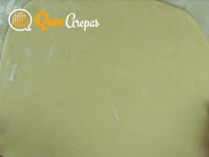 Stretched dough ready to cut - quearepas.com