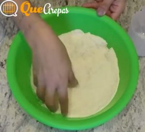 Preparing the dough for the arepas - quearepas.com