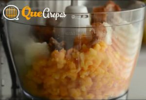 Moler todos los ingredientes - quearepas