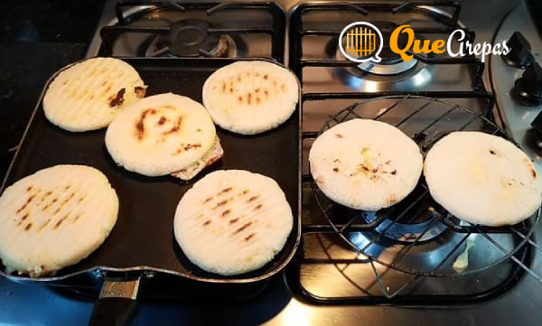 Arepas con queso en el budare y parrilla - quearepa.com