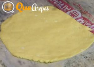 Dough ready to place the filling - quearepas.com