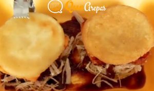 Placing the top cover of the arepa - quearepas.com