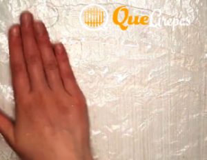 Putting a plastic sheet to shape the empanadas - quearepas.com