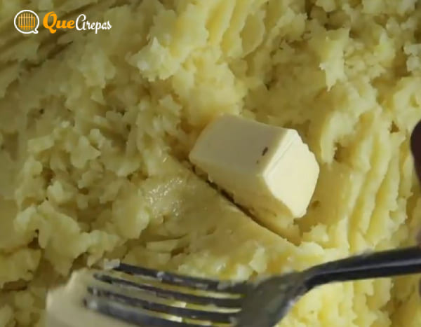 Adding butter to potato dough - quearepas.com