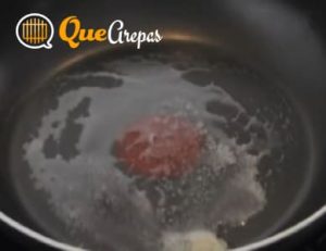 Grease a frying pan - quearepas.com