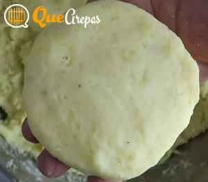 Forming the potato arepas - quearepas.com