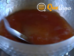 Ingredients sweet and sour sauce on fire - quearepas.com