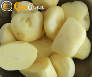 Peeled potatoes for parboiling - quearepas.com