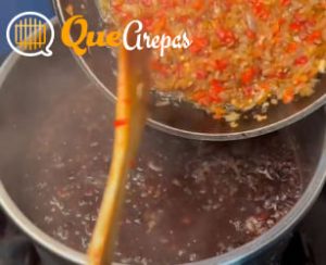 Add the sofrito to the beans - quearepas.com