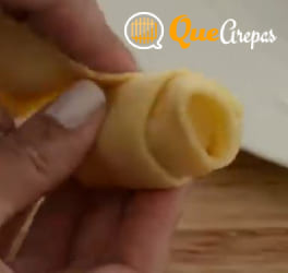 Wrapping the cheese with the dough - quearepas.com