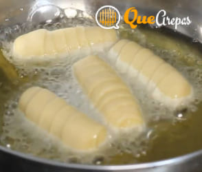 Frying tequeños - quearepas.com
