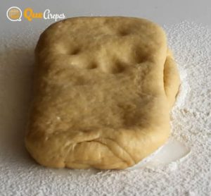 Dough rested on the counter and flour - quearepas.com