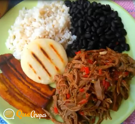 Pabellón Criollo Venezolano con arepa - quearepas.com