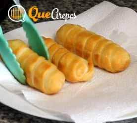 Tequeños on absorbent paper - quearepas.com