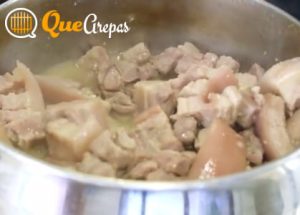 Pork rinds boiling in a pot - quearepas.com