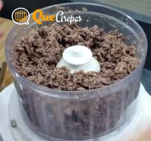 Grinding meat - bandeja paisa - quearepas.com
