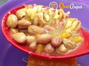 Revisando los frijoles - bandeja paisa - quearepas.com