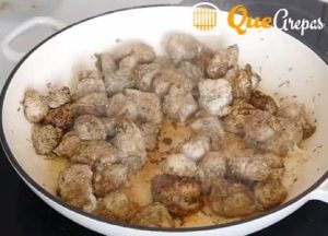 Place the seasoned chicken in a frying pan - quearepas.com