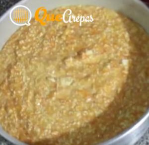 Pour the mixture into the mold for the pumpkin cake - quearepas.com
