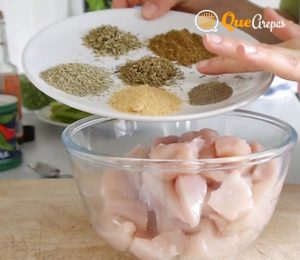 Seasoning the minced chicken - quearepas.com