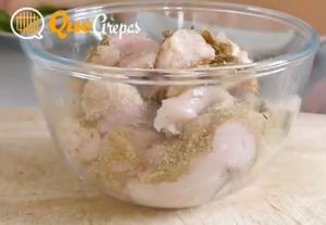 Mix and combine the seasonings with the chicken - quearepas.com