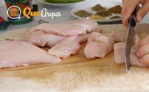 Chopped chicken breast in pieces - quearepas.com