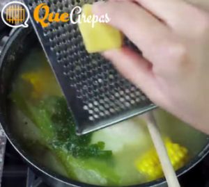 Add grated potato to the pot - quearepas.com