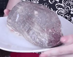 Meat wrapped in plastic wrap for marinating - quearepas.com