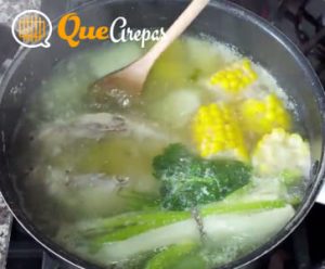 Stirring the ingredients in the pot - quearepas.com