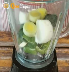 Onion, paprika, leek and garlic in the blender - quearepas.com