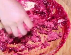 Kneading the beet dough - quearepas.com