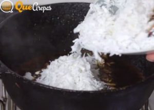 Add the grated coconut to the mixture - quearepas.com