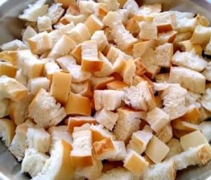 Container full of bread cut into small pieces - quearepas.com