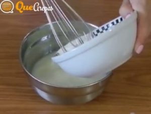 Milk and corn flour in a container - quearepas.com
