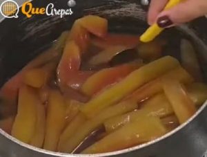 Lechoza and ingredient in a pot over medium-high heat - quearepas.com
