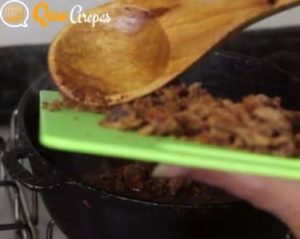 Pot on fire with the ingredients of canned coc - quearepas.com